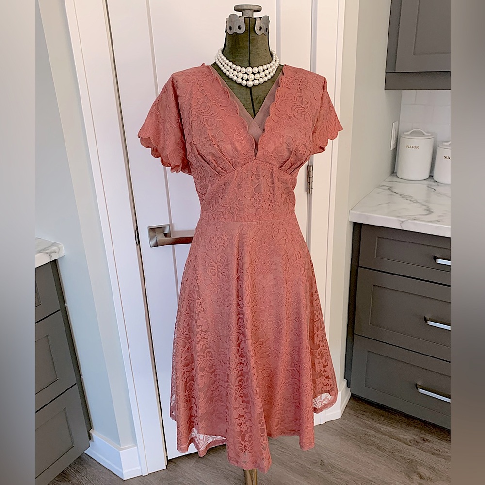 1950s Elegant Lace V-Neck Dress in Dusty Rose - Large